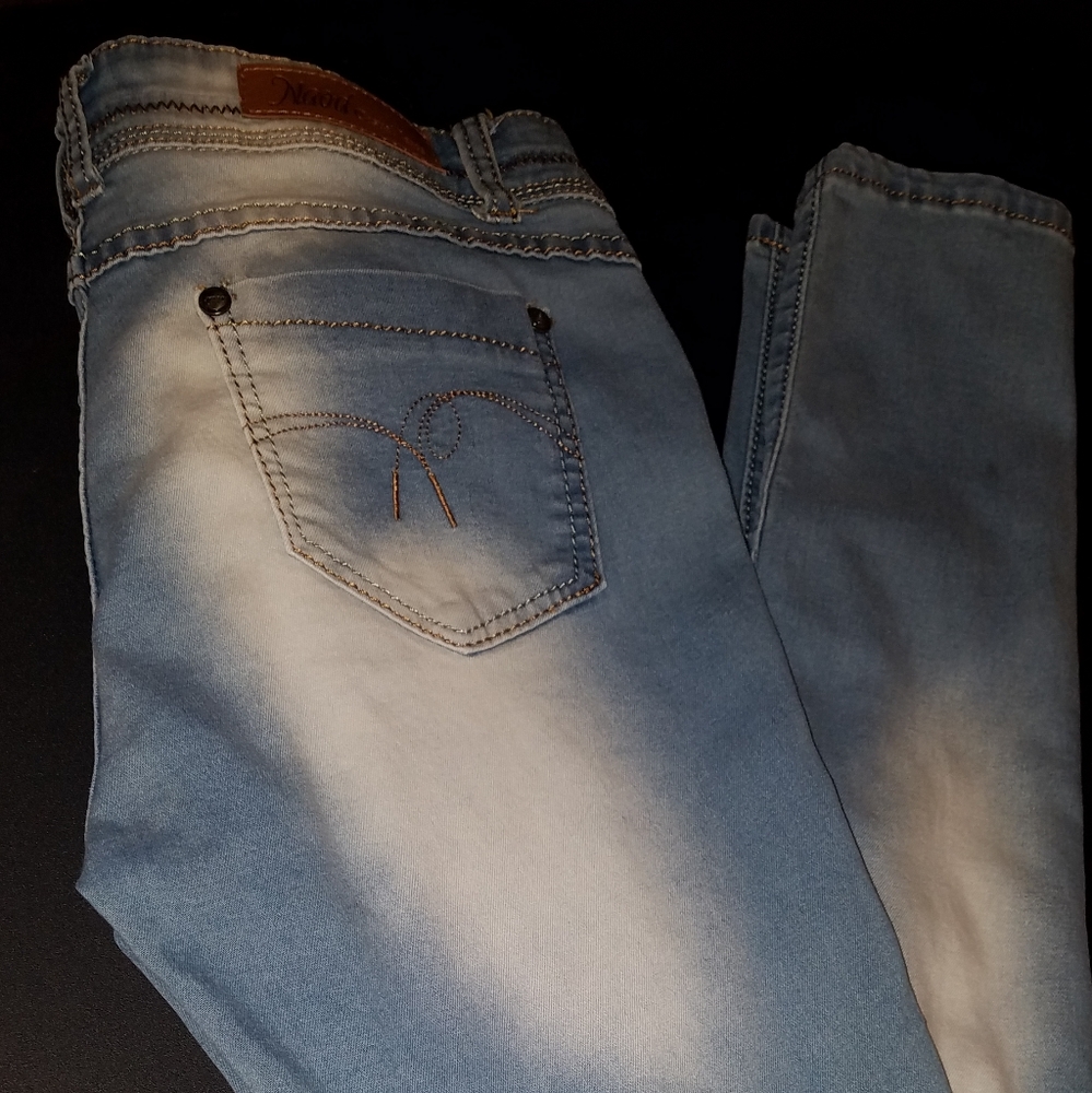 Skinny legs distressed jeans